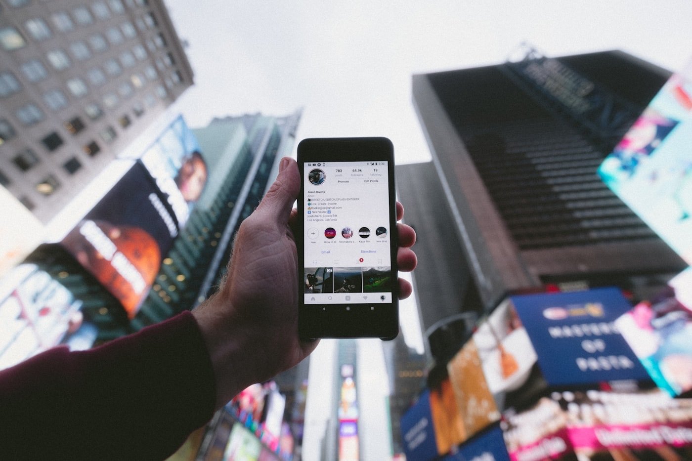 Short-Form Video Hooks That Stop the Scroll in 2026